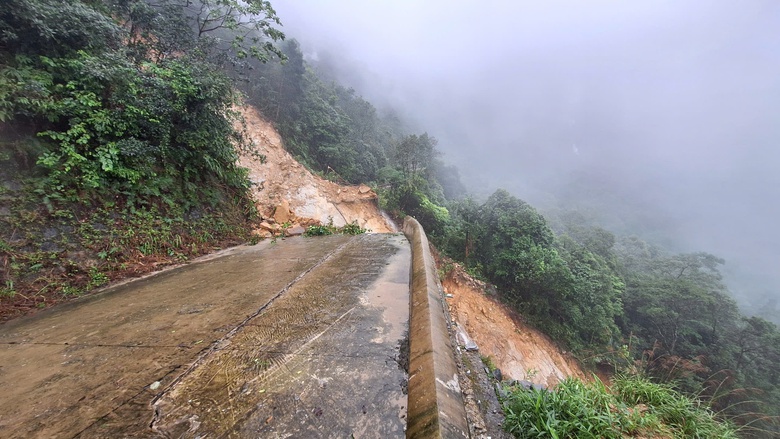 To&agrave;n cảnh tuyến đường l&ecirc;n đỉnh Bạch M&atilde; sạt lở nghi&ecirc;m trọng, cuốn tr&ocirc;i chốt bảo vệ- Ảnh 5.