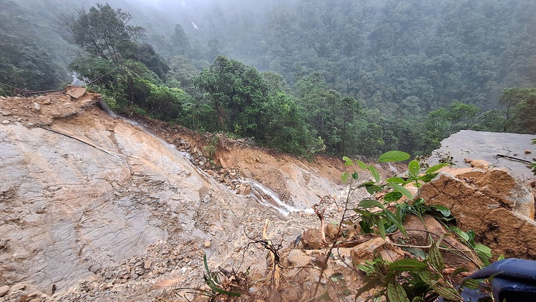 To&agrave;n cảnh tuyến đường l&ecirc;n đỉnh Bạch M&atilde; sạt lở nghi&ecirc;m trọng, cuốn tr&ocirc;i chốt bảo vệ- Ảnh 6.