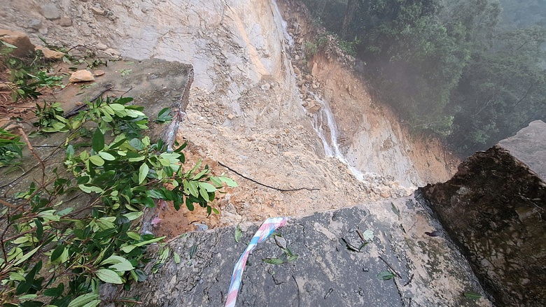 To&agrave;n cảnh tuyến đường l&ecirc;n đỉnh Bạch M&atilde; sạt lở nghi&ecirc;m trọng, cuốn tr&ocirc;i chốt bảo vệ- Ảnh 8.