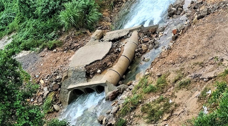 To&agrave;n cảnh tuyến đường l&ecirc;n đỉnh Bạch M&atilde; sạt lở nghi&ecirc;m trọng, cuốn tr&ocirc;i chốt bảo vệ- Ảnh 10.