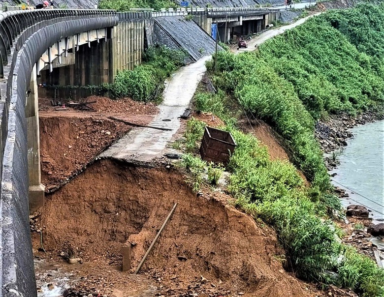 To&agrave;n cảnh tuyến đường l&ecirc;n đỉnh Bạch M&atilde; sạt lở nghi&ecirc;m trọng, cuốn tr&ocirc;i chốt bảo vệ- Ảnh 11.