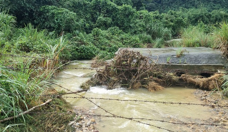 To&agrave;n cảnh tuyến đường l&ecirc;n đỉnh Bạch M&atilde; sạt lở nghi&ecirc;m trọng, cuốn tr&ocirc;i chốt bảo vệ- Ảnh 12.