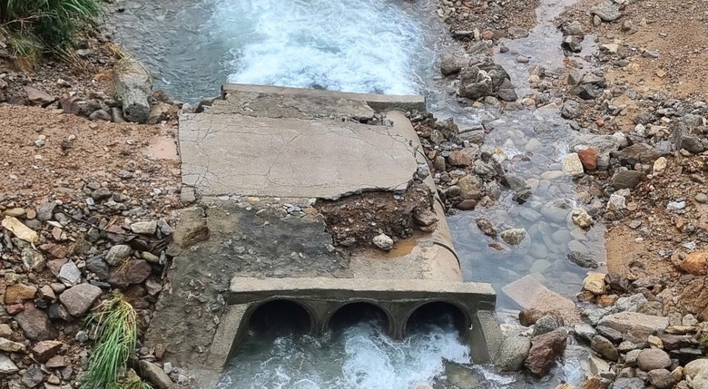 To&agrave;n cảnh tuyến đường l&ecirc;n đỉnh Bạch M&atilde; sạt lở nghi&ecirc;m trọng, cuốn tr&ocirc;i chốt bảo vệ- Ảnh 13.