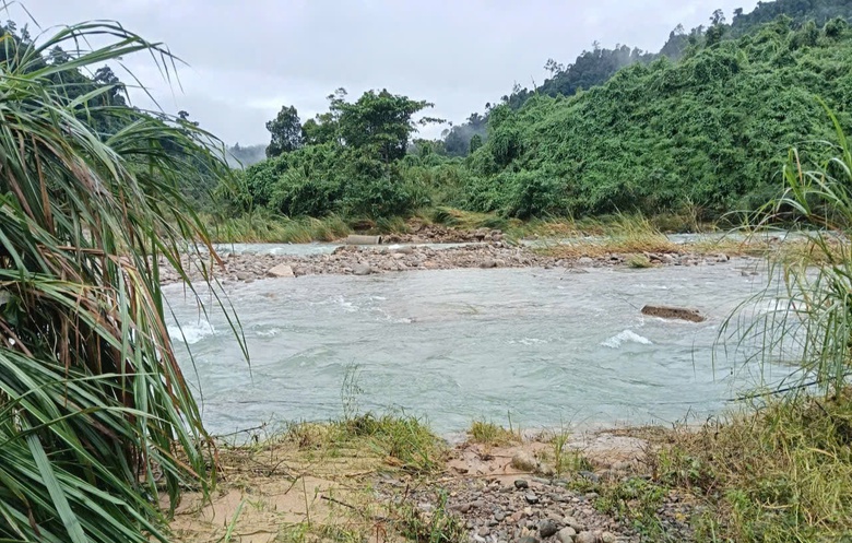 To&agrave;n cảnh tuyến đường l&ecirc;n đỉnh Bạch M&atilde; sạt lở nghi&ecirc;m trọng, cuốn tr&ocirc;i chốt bảo vệ- Ảnh 14.