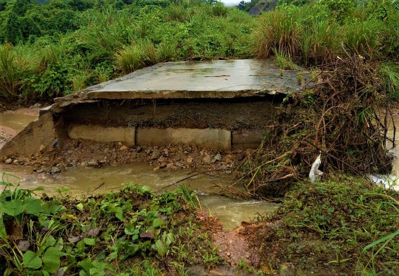 To&agrave;n cảnh tuyến đường l&ecirc;n đỉnh Bạch M&atilde; sạt lở nghi&ecirc;m trọng, cuốn tr&ocirc;i chốt bảo vệ- Ảnh 2.