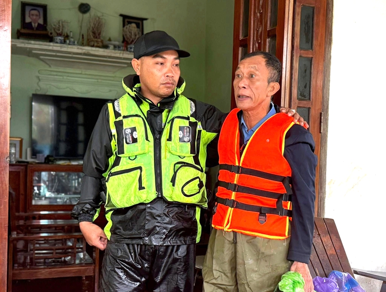 Những người trắng đ&ecirc;m cứu d&acirc;n trong lũ ở H&agrave; Tĩnh- Ảnh 2.