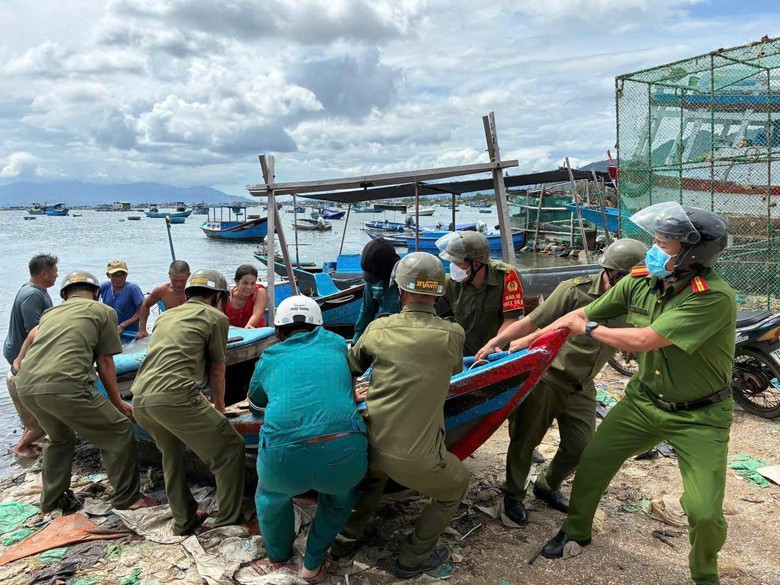 Tin tức mới nhất b&atilde;o số 13: Sạt lở nghi&ecirc;m trọng tại đ&egrave;o T&ocirc; Na tr&ecirc;n QL25- Ảnh 42.