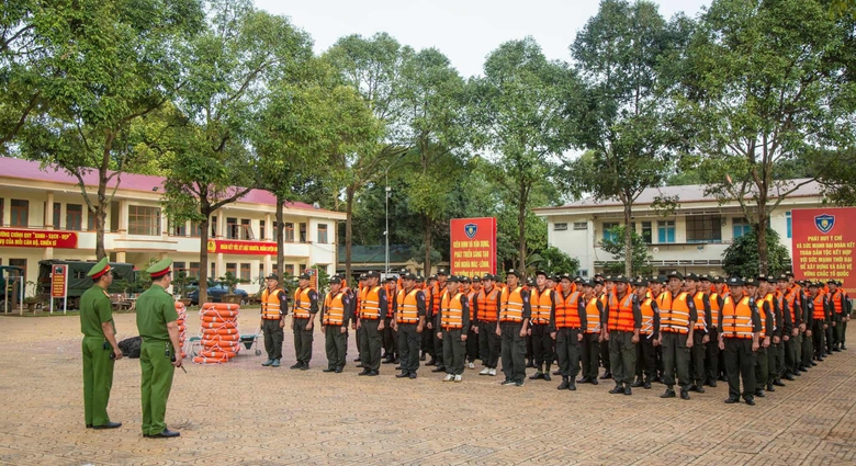 Tin tức mới nhất b&atilde;o số 13: Sạt lở nghi&ecirc;m trọng tại đ&egrave;o T&ocirc; Na tr&ecirc;n QL25- Ảnh 45.