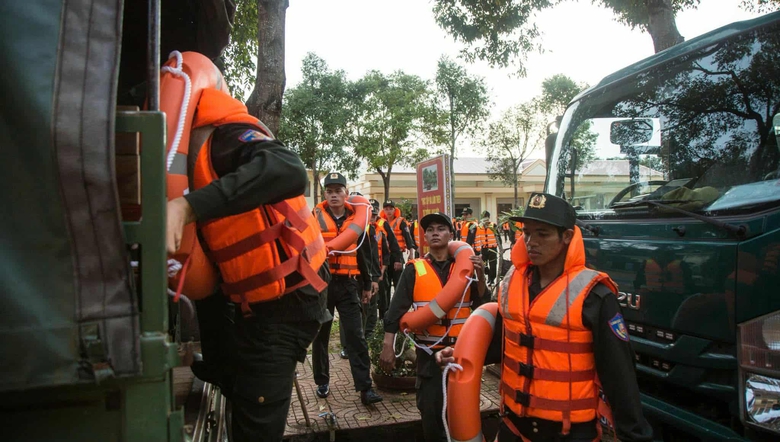 Tin tức mới nhất b&atilde;o số 13: Sạt lở nghi&ecirc;m trọng tại đ&egrave;o T&ocirc; Na tr&ecirc;n QL25- Ảnh 44.