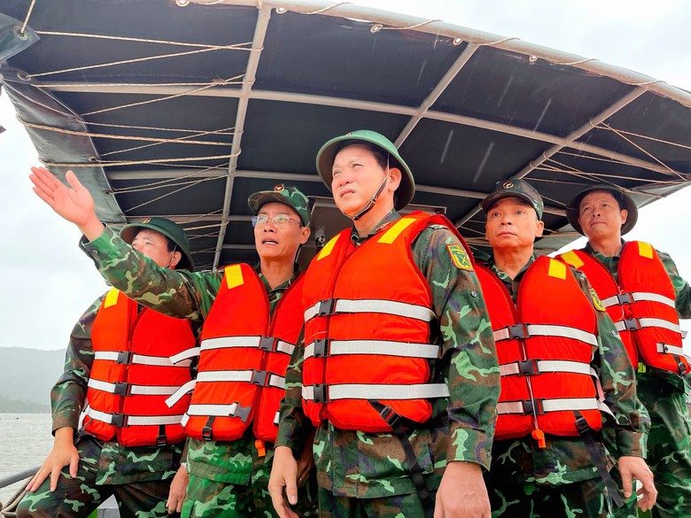 Tin tức mới nhất b&atilde;o số 13: Sạt lở nghi&ecirc;m trọng tại đ&egrave;o T&ocirc; Na tr&ecirc;n QL25- Ảnh 46.