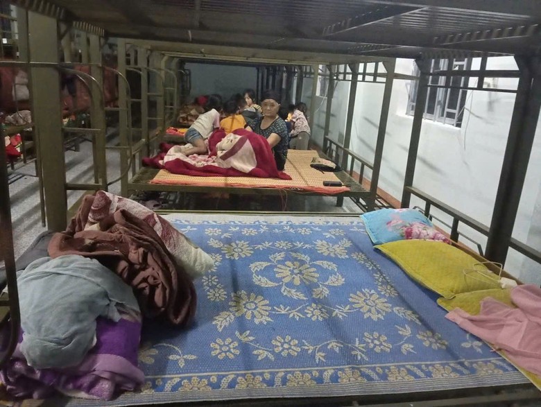 Tin tức mới nhất b&atilde;o số 13: Sạt lở nghi&ecirc;m trọng tại đ&egrave;o T&ocirc; Na tr&ecirc;n QL25- Ảnh 36.