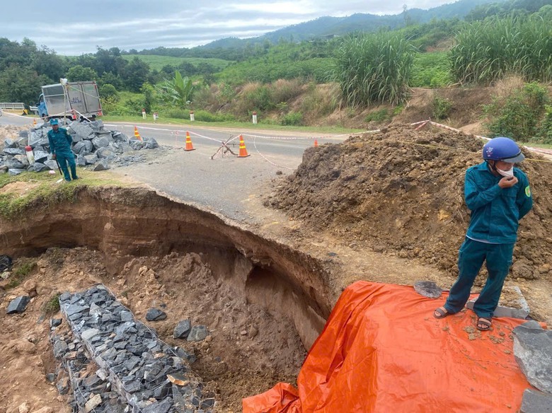 Tin tức mới nhất b&atilde;o số 13: Sạt lở nghi&ecirc;m trọng tại đ&egrave;o T&ocirc; Na tr&ecirc;n QL25- Ảnh 33.