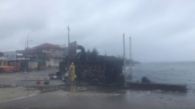 Tin tức mới nhất b&atilde;o số 13: Sạt lở nghi&ecirc;m trọng tại đ&egrave;o T&ocirc; Na tr&ecirc;n QL25- Ảnh 35.