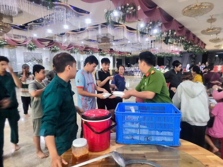 Tin tức mới nhất b&atilde;o số 13: Sạt lở nghi&ecirc;m trọng tại đ&egrave;o T&ocirc; Na tr&ecirc;n QL25- Ảnh 20.