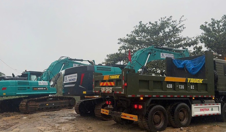 Tin tức mới nhất b&atilde;o số 13: Sạt lở nghi&ecirc;m trọng tại đ&egrave;o T&ocirc; Na tr&ecirc;n QL25- Ảnh 16.