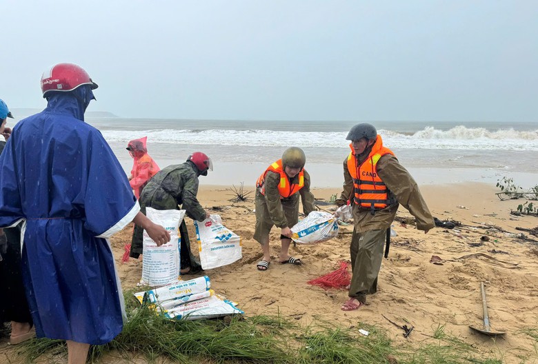 Tin tức mới nhất b&atilde;o số 13: Sạt lở nghi&ecirc;m trọng tại đ&egrave;o T&ocirc; Na tr&ecirc;n QL25- Ảnh 22.