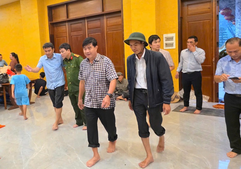 Tin tức mới nhất b&atilde;o số 13: Sạt lở nghi&ecirc;m trọng tại đ&egrave;o T&ocirc; Na tr&ecirc;n QL25- Ảnh 18.