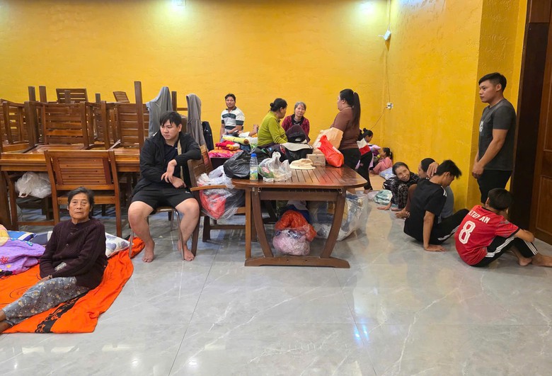 Tin tức mới nhất b&atilde;o số 13: Sạt lở nghi&ecirc;m trọng tại đ&egrave;o T&ocirc; Na tr&ecirc;n QL25- Ảnh 17.