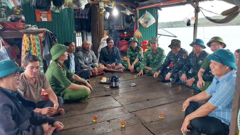 Tin tức mới nhất b&atilde;o số 13: Sạt lở nghi&ecirc;m trọng tại đ&egrave;o T&ocirc; Na tr&ecirc;n QL25- Ảnh 15.