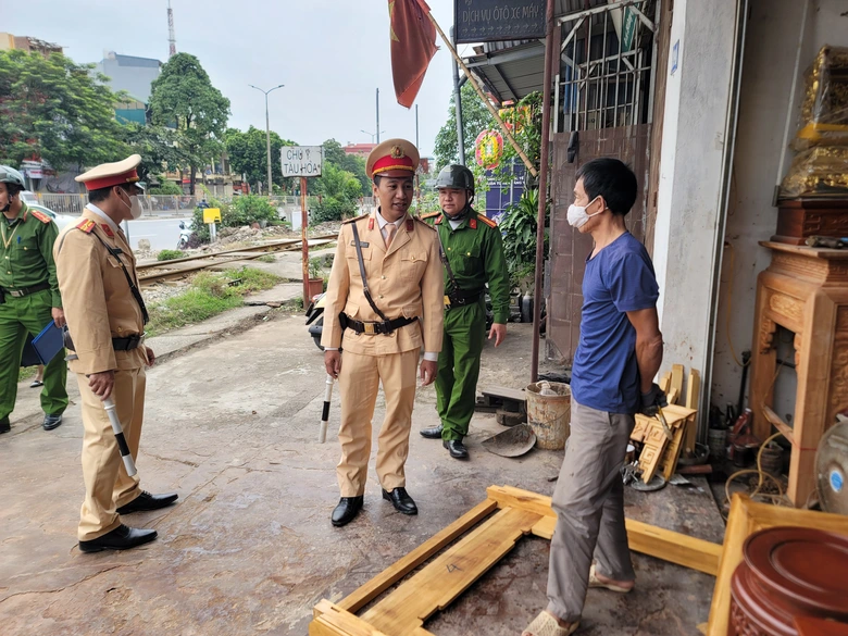 H&agrave; Nội: CSGT tuần tra, xử l&yacute; nghi&ecirc;m h&agrave;nh vi tự &yacute; mở lối ngang qua đường sắt- Ảnh 2.