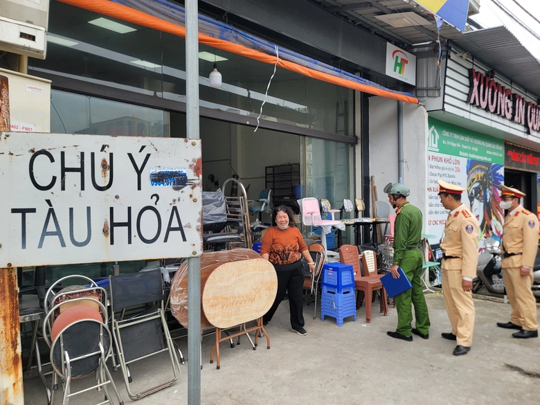 H&agrave; Nội: CSGT tuần tra, xử l&yacute; nghi&ecirc;m h&agrave;nh vi tự &yacute; mở lối ngang qua đường sắt- Ảnh 3.