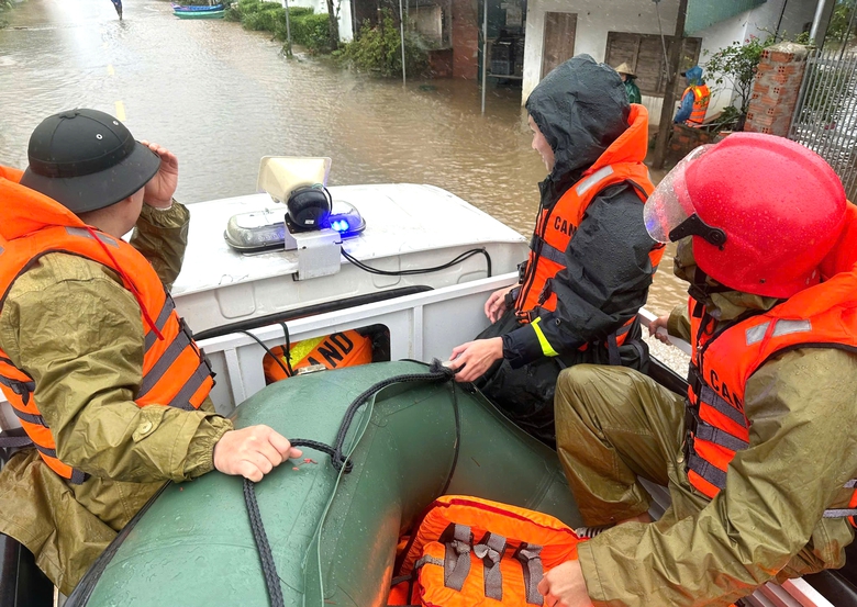 Những người trắng đ&ecirc;m cứu d&acirc;n trong lũ ở H&agrave; Tĩnh- Ảnh 4.