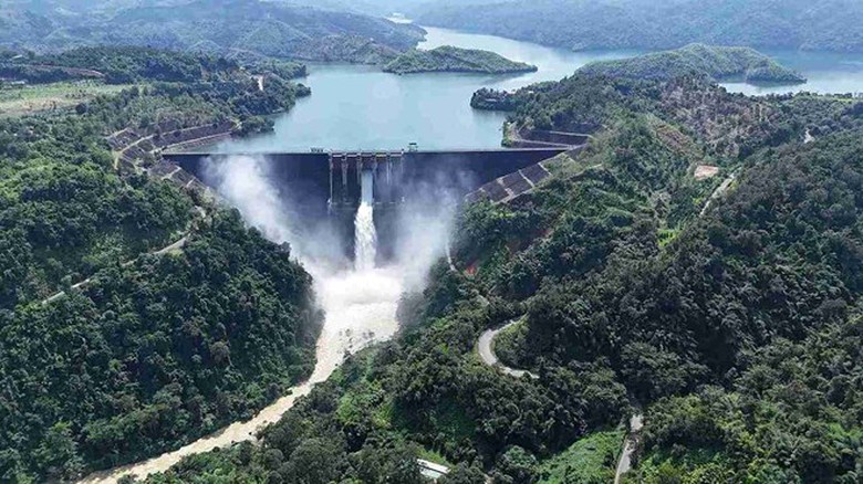 Tin tức mới nhất b&atilde;o số 13: Sạt lở nghi&ecirc;m trọng tại đ&egrave;o T&ocirc; Na tr&ecirc;n QL25- Ảnh 14.