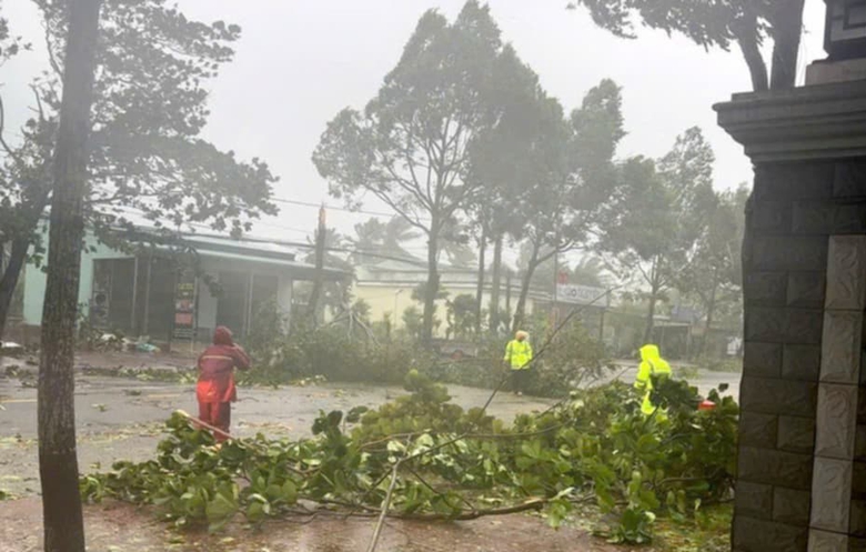 Tin tức mới nhất b&atilde;o số 13: Sạt lở nghi&ecirc;m trọng tại đ&egrave;o T&ocirc; Na tr&ecirc;n QL25- Ảnh 13.