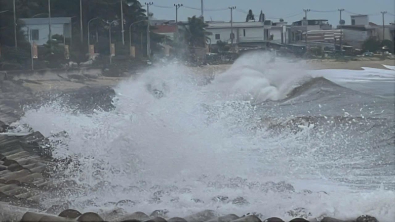 Tin tức mới nhất b&atilde;o số 13: Sạt lở nghi&ecirc;m trọng tại đ&egrave;o T&ocirc; Na tr&ecirc;n QL25- Ảnh 12.