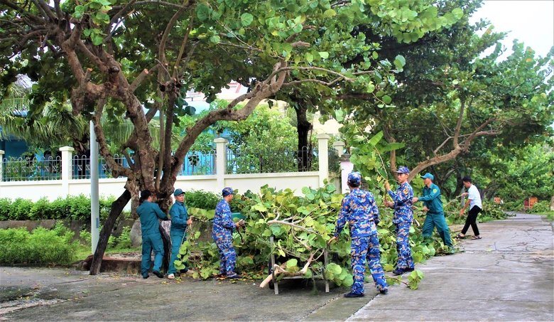Đặc khu Trường Sa an to&agrave;n sau b&atilde;o số 13: Hơn 3.400 ngư d&acirc;n được hỗ trợ tr&uacute; b&atilde;o an to&agrave;n- Ảnh 1.