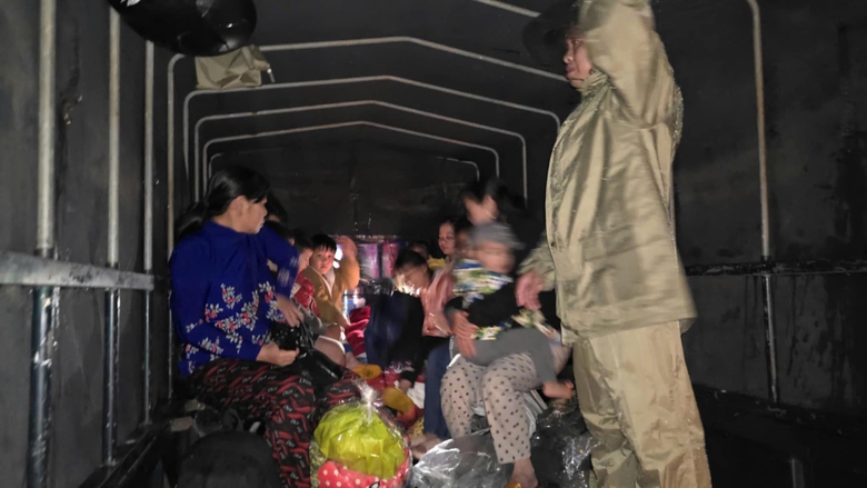 Tin tức mới nhất b&atilde;o số 13: Sạt lở nghi&ecirc;m trọng tại đ&egrave;o T&ocirc; Na tr&ecirc;n QL25- Ảnh 7.