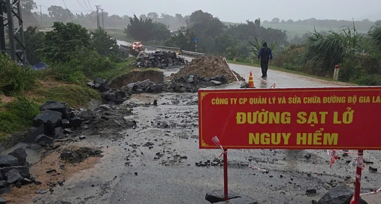 Tin tức mới nhất b&atilde;o số 13: Sạt lở nghi&ecirc;m trọng tại đ&egrave;o T&ocirc; Na tr&ecirc;n QL25- Ảnh 10.