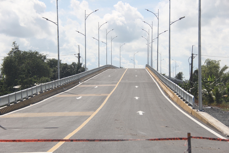 V&igrave; sao c&aacute;c phương tiện chưa được lưu th&ocirc;ng qua cầu K&ecirc;nh Tứ ở Đồng Th&aacute;p?- Ảnh 2.