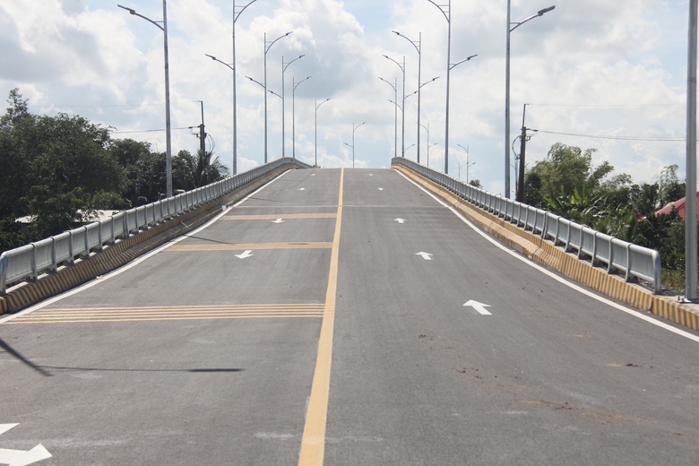 V&igrave; sao c&aacute;c phương tiện chưa được lưu th&ocirc;ng qua cầu K&ecirc;nh Tứ ở Đồng Th&aacute;p?- Ảnh 1.