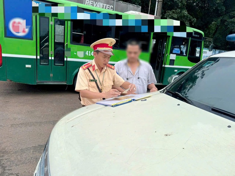 Đồng Nai: Xử phạt t&agrave;i xế xe bu&yacute;t đ&oacute;n trả kh&aacute;ch giữa đường sau phản &aacute;nh qua Zalo- Ảnh 2.