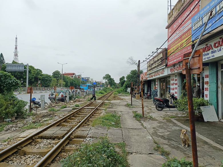 H&agrave; Nội: CSGT tuần tra, xử l&yacute; nghi&ecirc;m h&agrave;nh vi tự &yacute; mở lối ngang qua đường sắt- Ảnh 1.