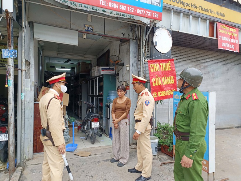 H&agrave; Nội: CSGT tuần tra, xử l&yacute; nghi&ecirc;m h&agrave;nh vi tự &yacute; mở lối ngang qua đường sắt- Ảnh 4.