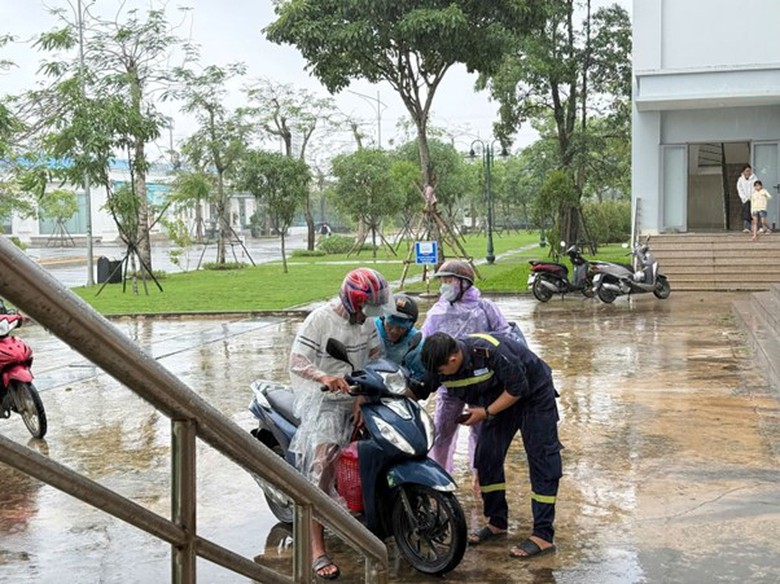 Th&eacute;p H&ograve;a Ph&aacute;t Dung Quất hỗ trợ người d&acirc;n Quảng Ng&atilde;i nơi tr&aacute;nh tr&uacute; b&atilde;o an to&agrave;n- Ảnh 1.