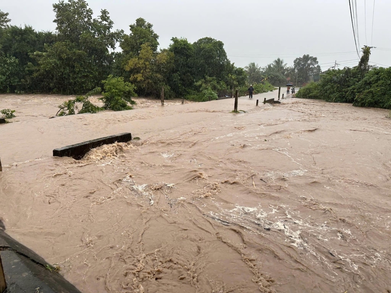 Tin tức mới nhất b&atilde;o số 13: Sạt lở nghi&ecirc;m trọng tại đ&egrave;o T&ocirc; Na tr&ecirc;n QL25- Ảnh 8.