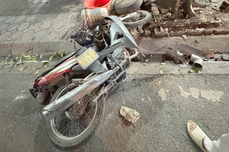 C&ocirc;ng an H&agrave; Nội truy t&igrave;m t&agrave;i xế bỏ lại xe tải sau vụ t&ocirc;ng 2 &ocirc; t&ocirc; v&agrave; 5 xe m&aacute;y- Ảnh 2.