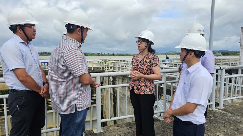 Tin tức mới nhất b&atilde;o số 13: Sạt lở nghi&ecirc;m trọng tại đ&egrave;o T&ocirc; Na tr&ecirc;n QL25- Ảnh 25.