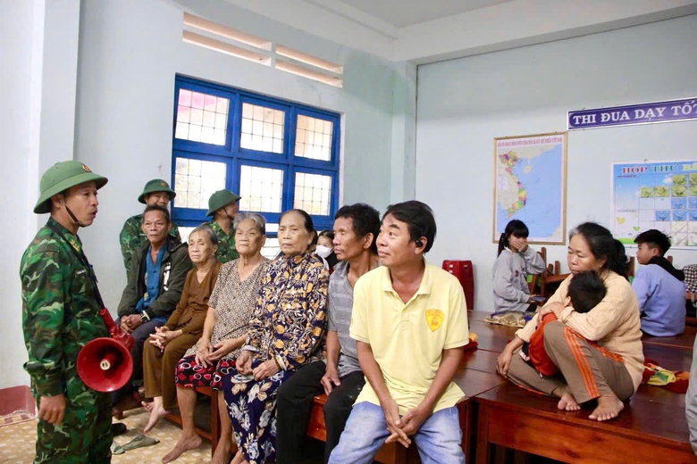 Tin tức mới nhất b&atilde;o số 13: Sạt lở nghi&ecirc;m trọng tại đ&egrave;o T&ocirc; Na tr&ecirc;n QL25- Ảnh 26.