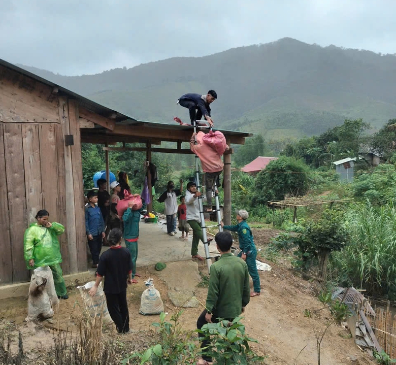 Tin tức mới nhất b&atilde;o số 13: Sạt lở nghi&ecirc;m trọng tại đ&egrave;o T&ocirc; Na tr&ecirc;n QL25- Ảnh 28.