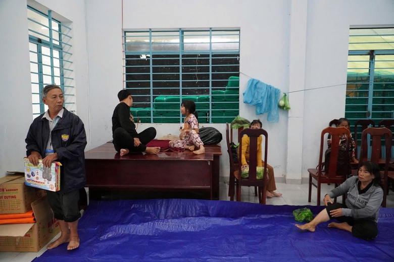 Tin tức mới nhất b&atilde;o số 13: Sạt lở nghi&ecirc;m trọng tại đ&egrave;o T&ocirc; Na tr&ecirc;n QL25- Ảnh 24.