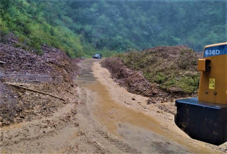 Huế: Huy động 100 c&ocirc;ng nh&acirc;n, nỗ lực th&ocirc;ng tuyến đường Hồ Ch&iacute; Minh nh&aacute;nh T&acirc;y trong tối 6/11- Ảnh 6.