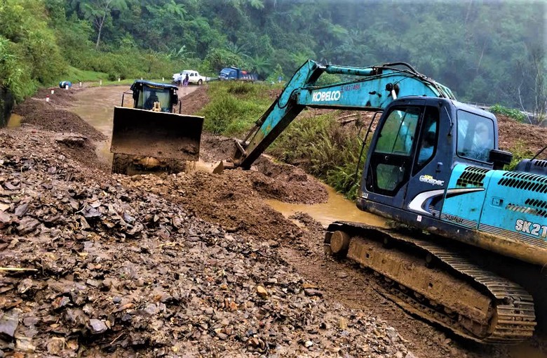 Huế: Huy động 100 c&ocirc;ng nh&acirc;n, nỗ lực th&ocirc;ng tuyến đường Hồ Ch&iacute; Minh nh&aacute;nh T&acirc;y trong tối 6/11- Ảnh 7.