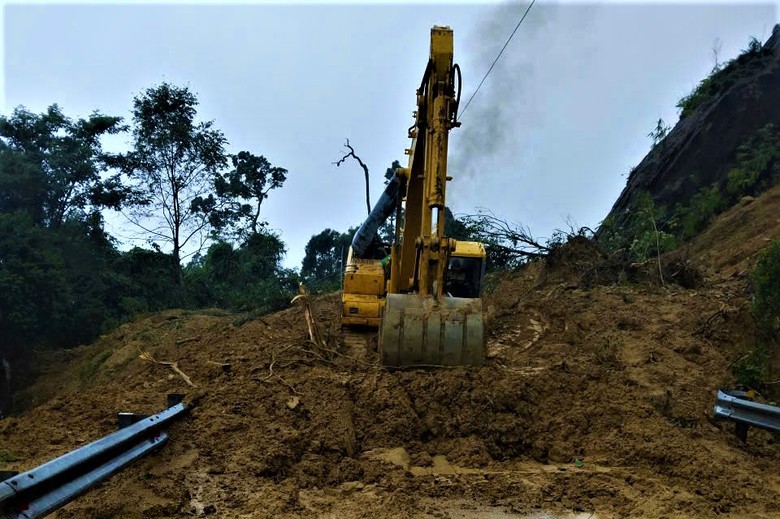 Huế: Huy động 100 c&ocirc;ng nh&acirc;n, nỗ lực th&ocirc;ng tuyến đường Hồ Ch&iacute; Minh nh&aacute;nh T&acirc;y trong tối 6/11- Ảnh 10.