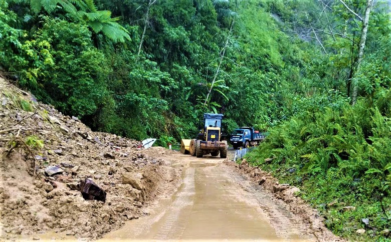 Huế: Huy động 100 c&ocirc;ng nh&acirc;n, nỗ lực th&ocirc;ng tuyến đường Hồ Ch&iacute; Minh nh&aacute;nh T&acirc;y trong tối 6/11- Ảnh 11.