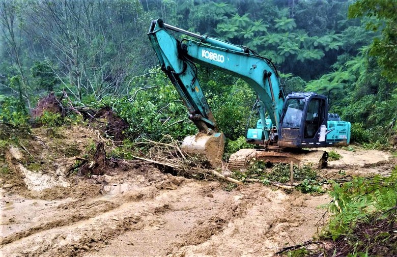Huế: Huy động 100 c&ocirc;ng nh&acirc;n, nỗ lực th&ocirc;ng tuyến đường Hồ Ch&iacute; Minh nh&aacute;nh T&acirc;y trong tối 6/11- Ảnh 12.