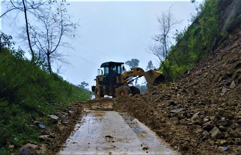 Huế: Huy động 100 c&ocirc;ng nh&acirc;n, nỗ lực th&ocirc;ng tuyến đường Hồ Ch&iacute; Minh nh&aacute;nh T&acirc;y trong tối 6/11- Ảnh 13.